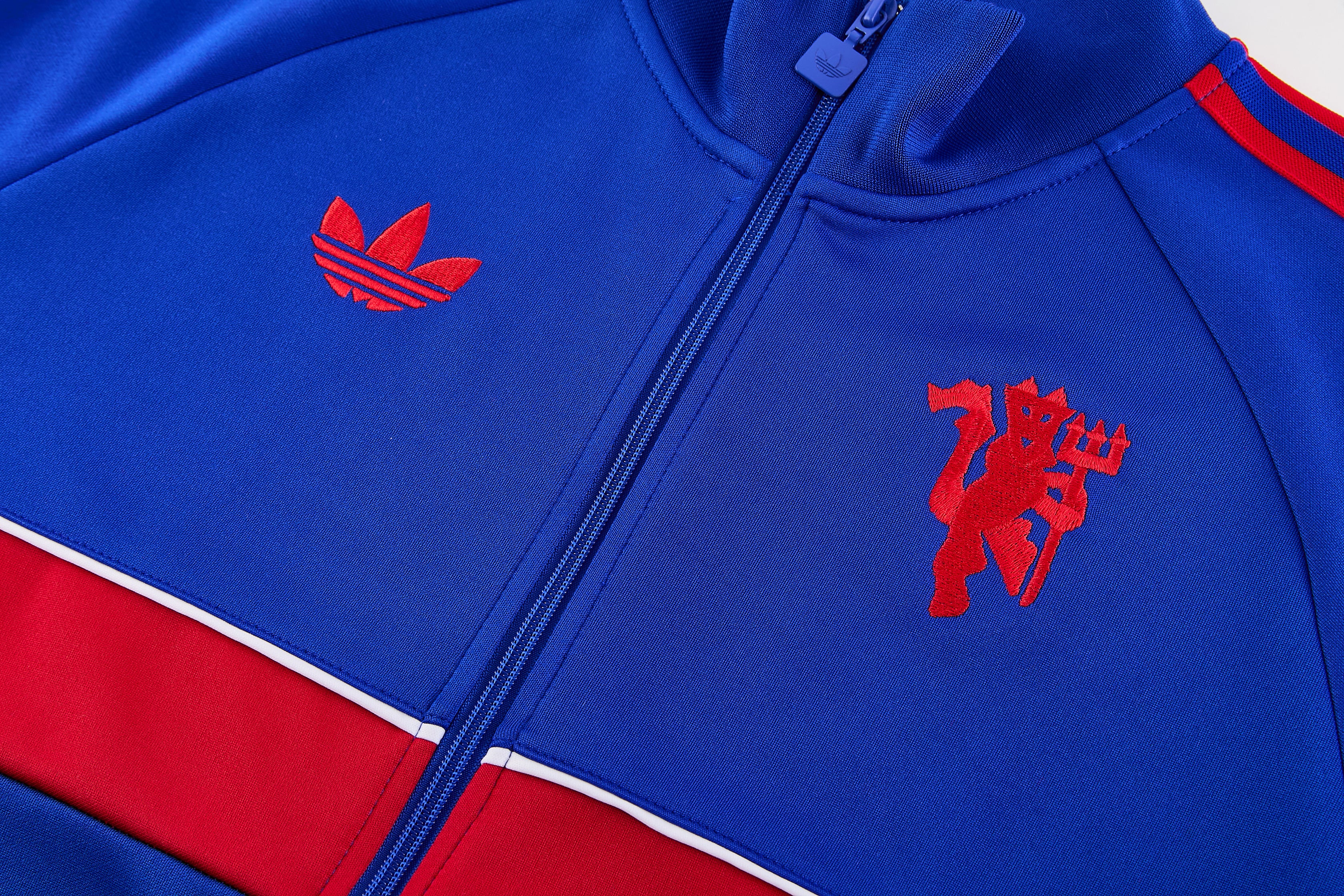 MANCHESTER UNITED BLUE FOOTBALL ZIPPER